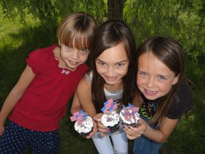 girls with 4th of july cupcakes