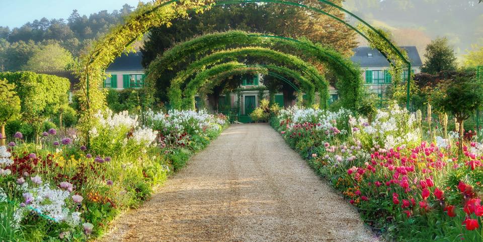 Landscape painting in Monet's Garden